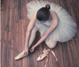 バレエの習い事をする女性